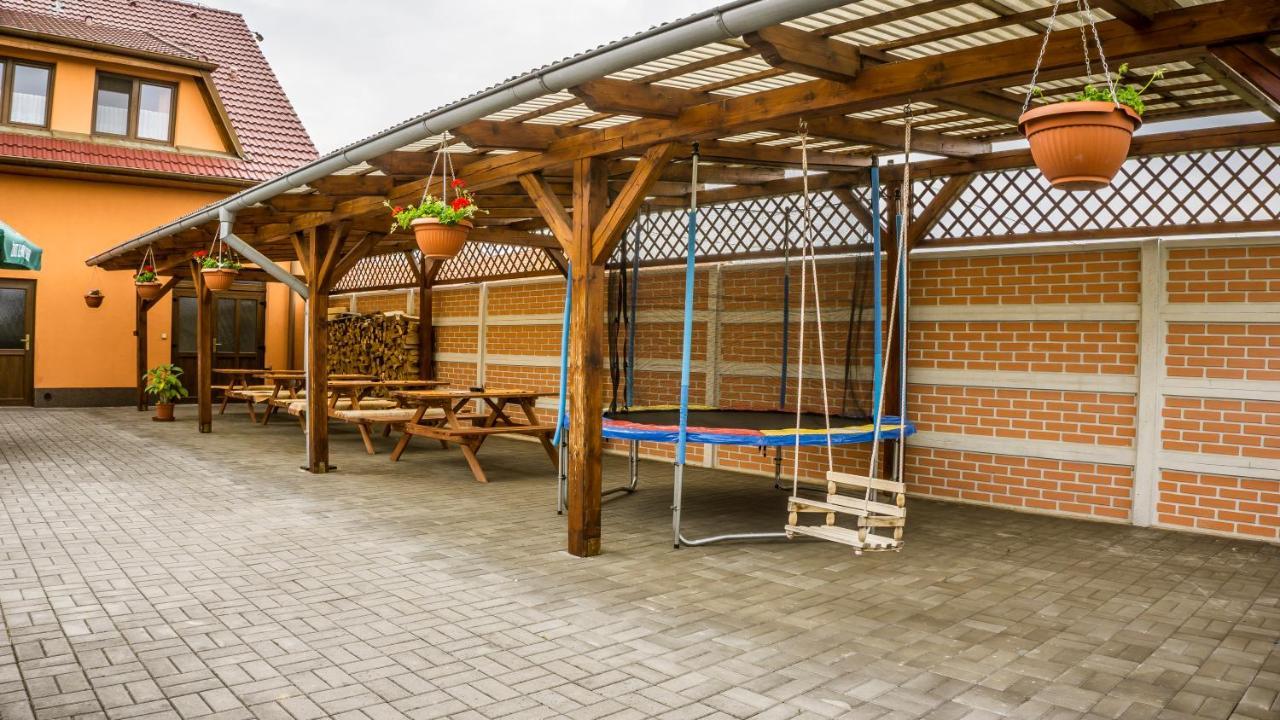 Penzion S Restauraci Na Furhaple Šakvice Екстериор снимка