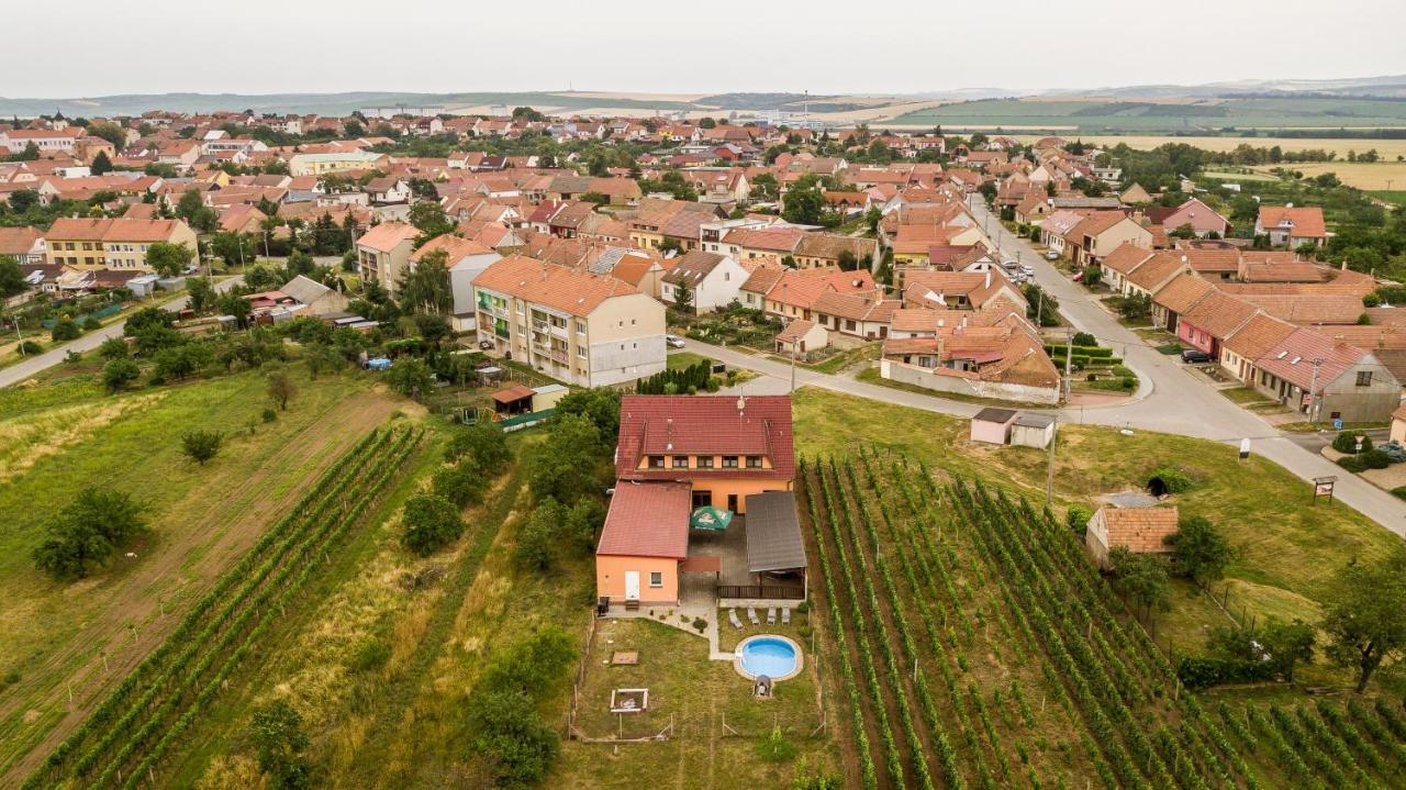 Penzion S Restauraci Na Furhaple Šakvice Екстериор снимка