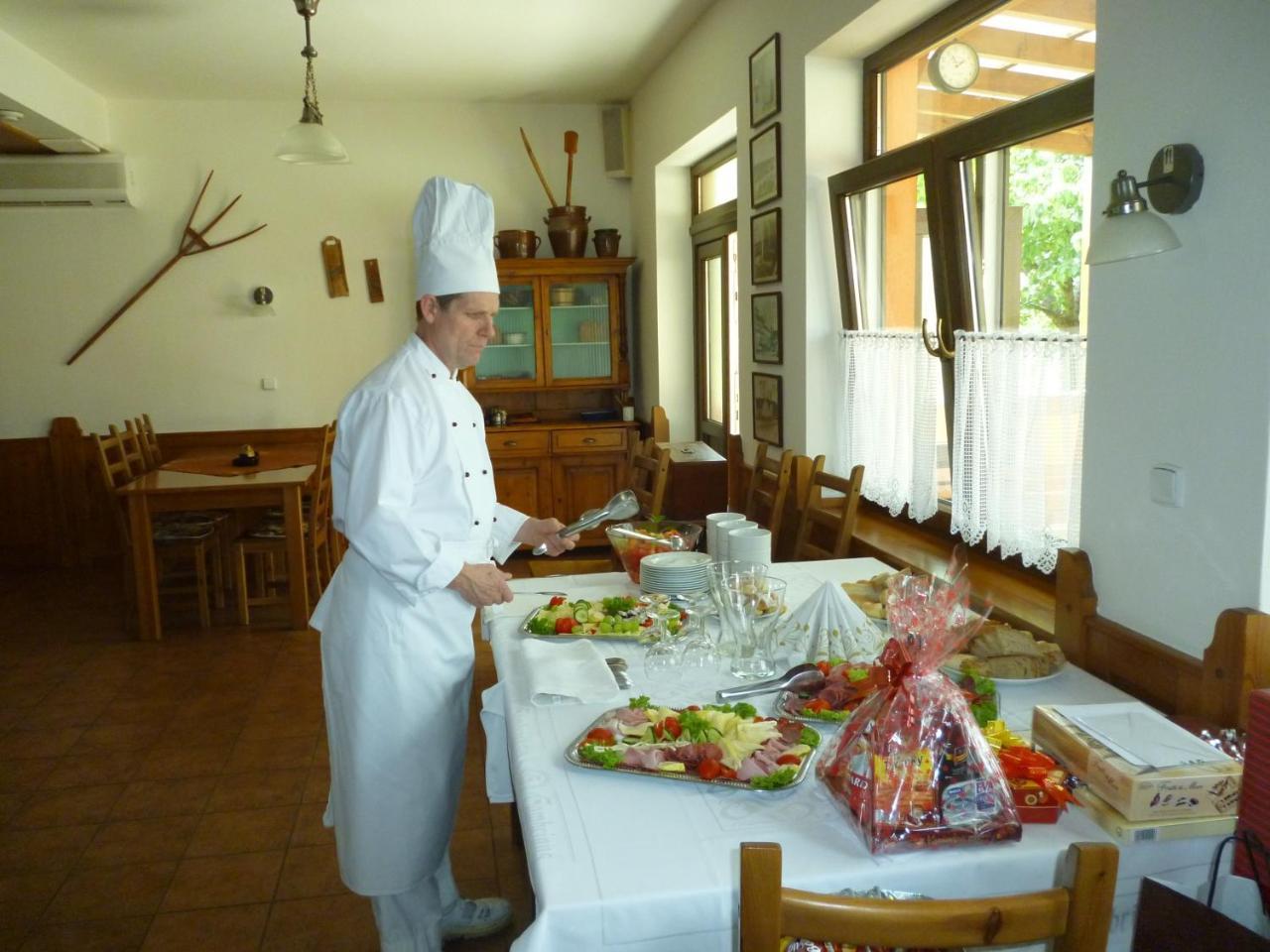 Penzion S Restauraci Na Furhaple Šakvice Екстериор снимка